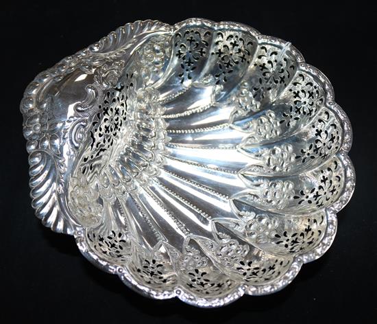 An Edwardian pierced silver shell shape dish by Atkin Brothers, Sheffield, 1902, 7 oz.